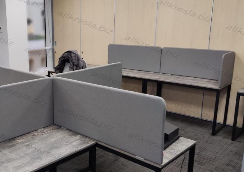 Серые тканевые перегородки на столах с черным металлическим подстольем - серый ковролин, светло-бежевые стены