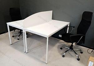 Белые прямые столы на белых металлических опорах, с перегородкой