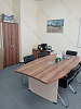 Расстановка мебели Берлин цвет Мерано коричневый\Береза. 2 рабочих места + гардероб + конференц стол. Стены бежевые, пол синий ковролин.