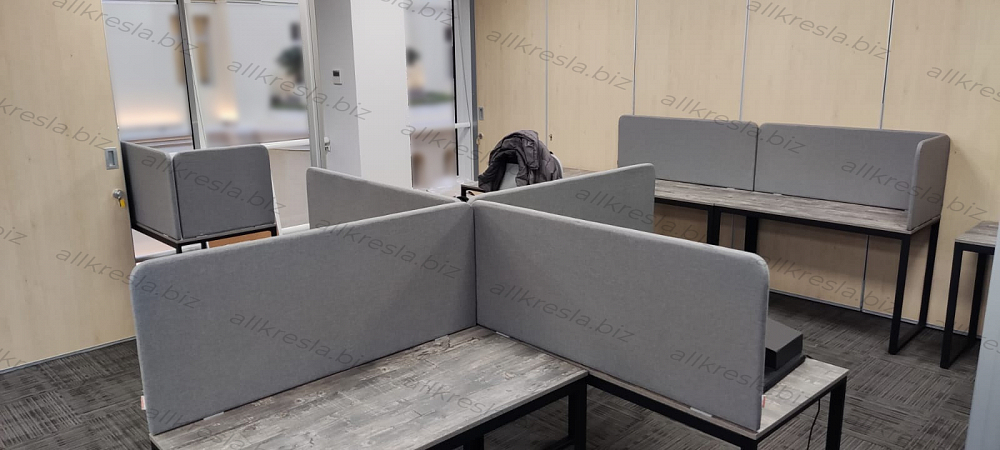 Серые тканевые перегородки на столах с черным металлическим подстольем - серый ковролин, светло-бежевые стены