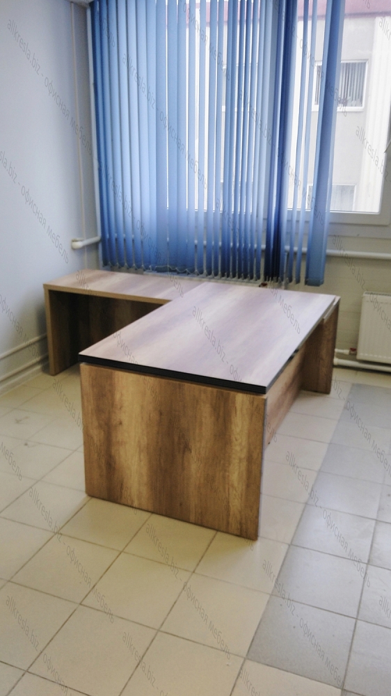 Проект - директорская мебель, столы, цвет бук, с зеркальной кромкой и толстой столешницей
