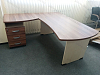 Расстановка мебели Берлин цвет Мерано коричневый\Береза. 2 рабочих места + гардероб + конференц стол. Стены бежевые, пол синий ковролин.