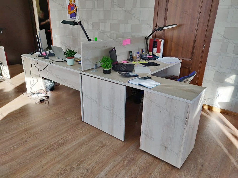 Проект - офисная мебель цвета Бук, прямые столы с эргономичной модификацией
