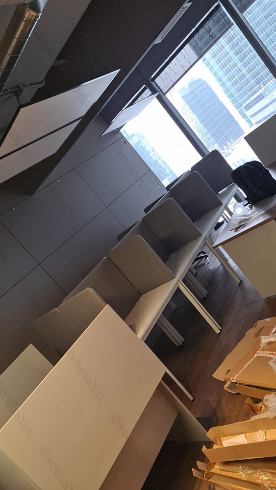 Белые офисные столы на белых металлических ногах с шумопоглощающими перегородками высотой 60 см над столом