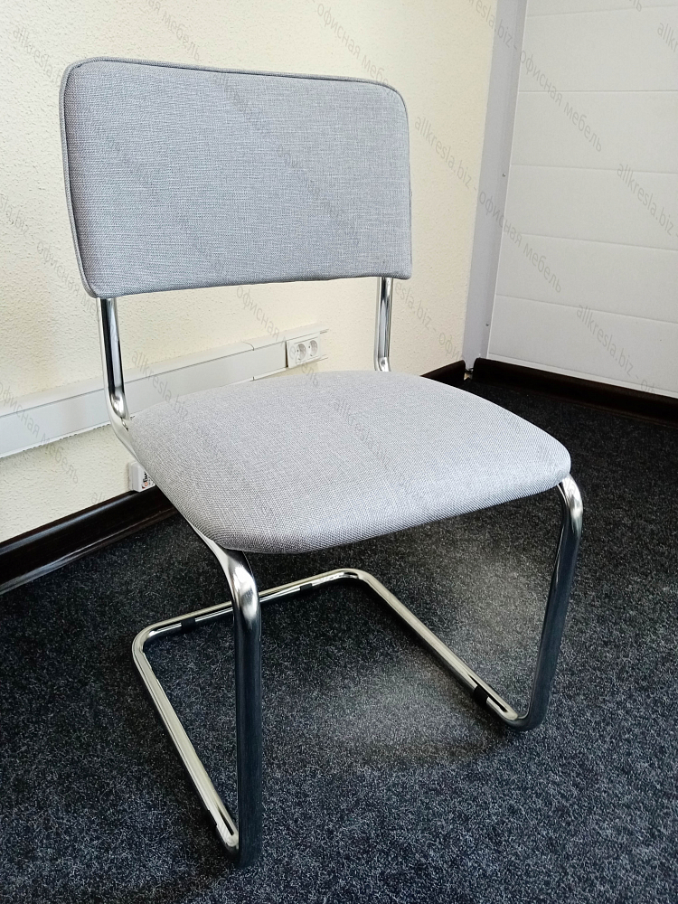 Столы прямые белые на металлическом каркасе с серыми звукоизоляционными перегородками