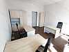 Расстановка - офисная мебель СМАРТ под заказ - небольшие прямые столы, угловой стол, шкафы 6 полок. Бежевые стены пол коричневый.