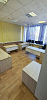 Офисная мебель ОНИКС на ДСП каркасе - цвет: Денвер Светлый - Белый Бриллиант. Интерьер с желтыми стенами.