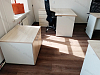 Расстановка - офисная мебель СМАРТ под заказ - небольшие прямые столы, угловой стол, шкафы 6 полок. Бежевые стены пол коричневый.